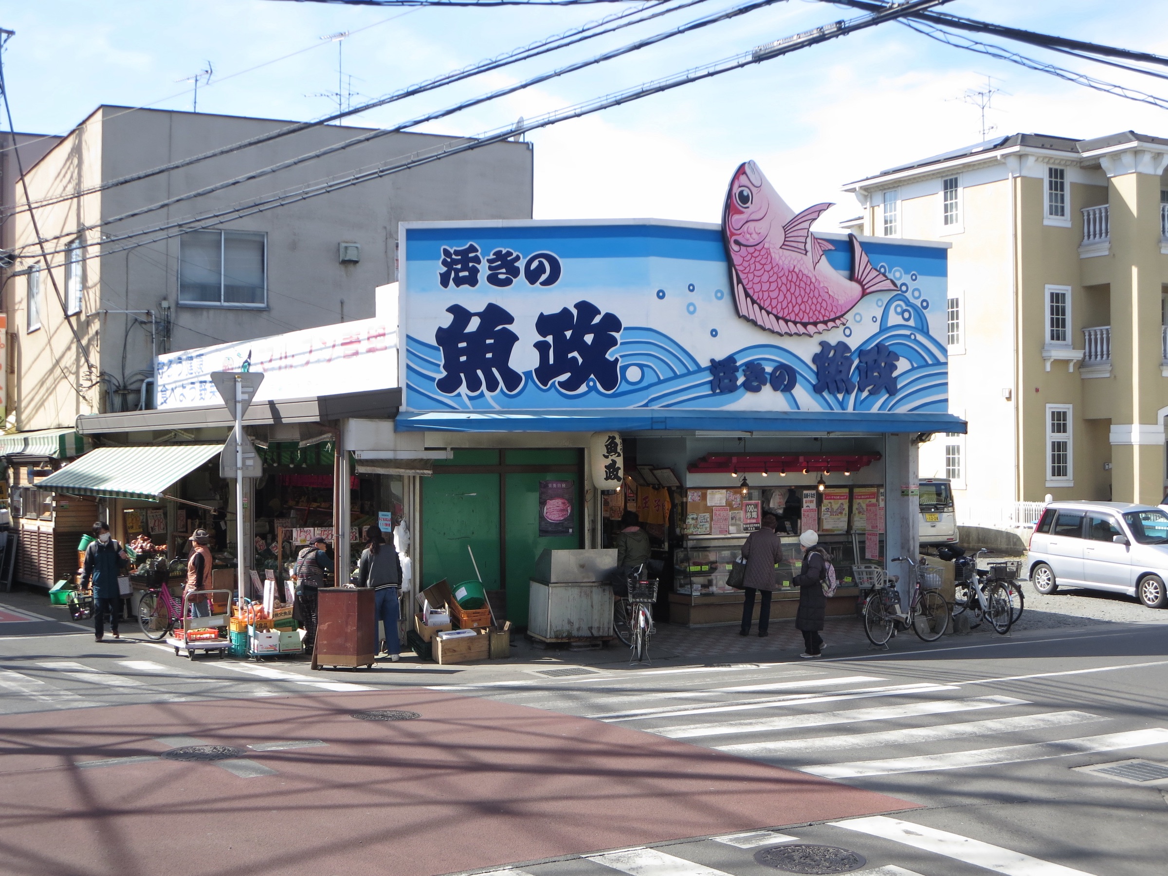 大きな鯛の看板が目印の店舗外観
